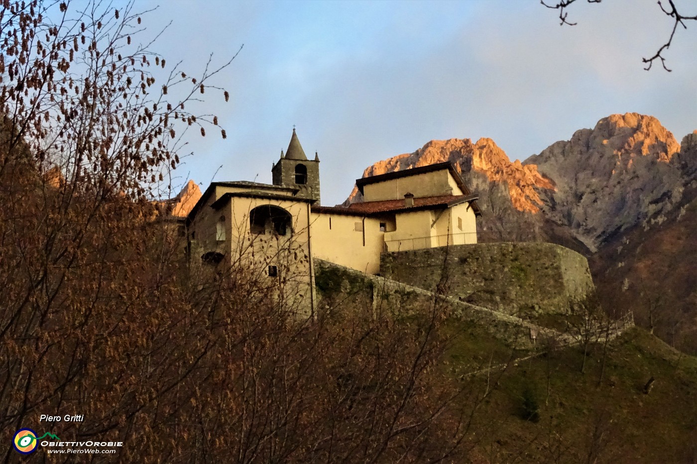 92 Dal basso vista su Santa Maria sopra Olcio con Grignetta da sfondo.JPG